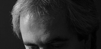 Κώστας Μπραβάκης: Ένας νέος Θερβάντες να φωτίσει το καινούργιο παρελθόν του μέλλοντός μας