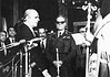 1974: Ορκωμοσία Καραμανλή υπό το άγρυπνο βλέμμα του στρατηγού Γκιζίκη