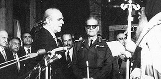 Παραχάραξη μιας βαθιάς ανάγκης 1974: Ορκωμοσία Καραμανλή υπό το άγρυπνο βλέμμα του στρατηγού Γκιζίκη