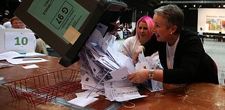 Χιτσκοκικό σασπένς, σκωτσέζικο ντους και έκπληξη Κάμερον
