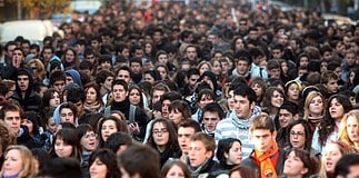 “Μπερδεμένοι και προδομένοι…” – 12 νέοι άνθρωποι μιλούν στον Δρόμο για τις εκλογές