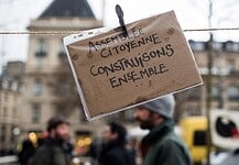 Γαλλία :Πέρασε με διάταγμα η εργασιακή απορρύθμιση
