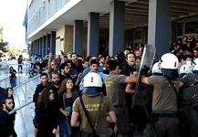 Το αστυνομικό κράτος στην υπηρεσία των πλειστηριασμών