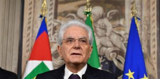 Ο Ματαρέλα πλήττει τη δημοκρατία στο όνομα της Τρόικα