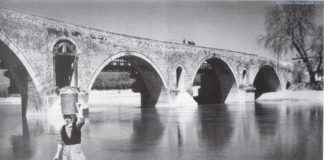 Τα μπάζα μιας «γέφυρας»