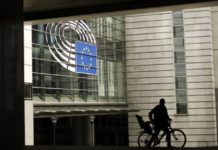 Φασίστες με κουστούμι