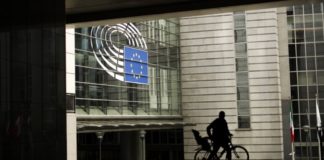 Φασίστες με κουστούμι