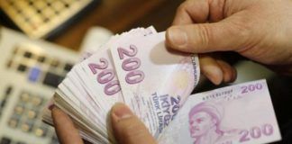 Στην κόψη του ξυραφιού με το ένα πόδι η τουρκική οικονομία