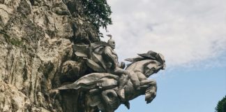 Το εντυπωσιακό άγαλμα…