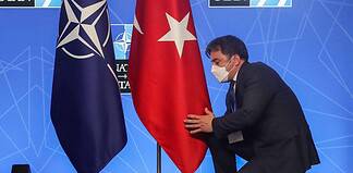Μπαϊρακτάρηδες και γύφτικα σκεπάρνια