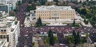 Τέμπη: Από την κοινωνική έκρηξη στον πολιτικό εγκλωβισμό;